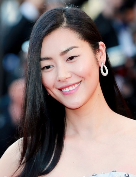 Giọng ca nổi tiếng Trung Quốc diện đồ 'độc' tới Cannes - 16 Ngôi sao cá tính của Trung Quốc tạo dáng trước các phóng viên ảnh tại Cannes.