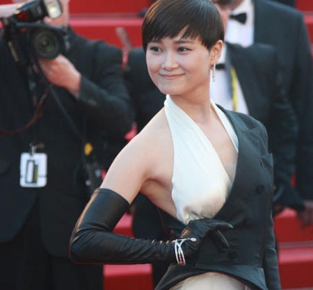 Giọng ca nổi tiếng Trung Quốc diện đồ 'độc' tới Cannes - 10 Ngôi sao cá tính của Trung Quốc tạo dáng trước các phóng viên ảnh tại Cannes.