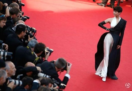 Giọng ca nổi tiếng Trung Quốc diện đồ 'độc' tới Cannes - 9 Ngôi sao cá tính của Trung Quốc tạo dáng trước các phóng viên ảnh tại Cannes.