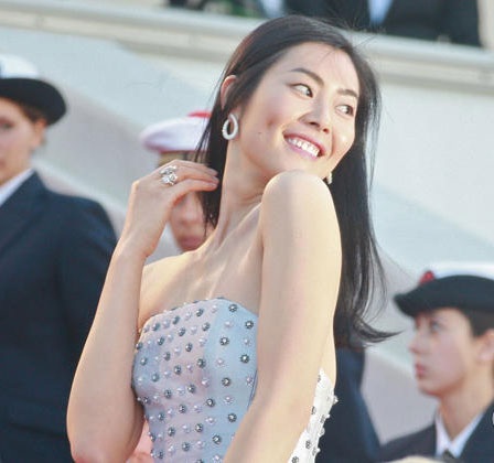Giọng ca nổi tiếng Trung Quốc diện đồ 'độc' tới Cannes - 13 Ngôi sao cá tính của Trung Quốc tạo dáng trước các phóng viên ảnh tại Cannes.