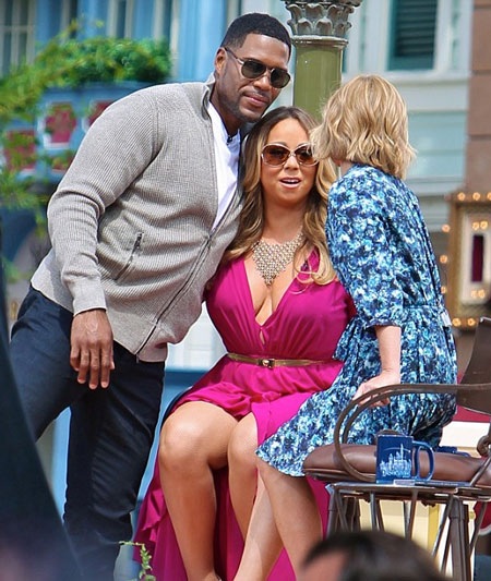 Tăng cân mất kiểm soát, Mariah Carey vẫn tự tin khoe thân - 5 Mariah tỏ ra vui vẻ và thân thiết với MC và người thực hiện buổi phỏng vấn.