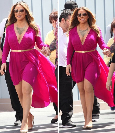 Tăng cân mất kiểm soát, Mariah Carey vẫn tự tin khoe thân - 7 Mariah tỏ ra vui vẻ và thân thiết với MC và người thực hiện buổi phỏng vấn.