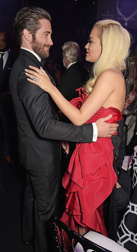 Rita Ora thân mật với chàng diễn viên điển trai Jake