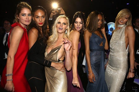 Các cô gái trông thật gợi cảm với những thiết kế vừa tinh tế, khiêu khích vừa sang trọng.