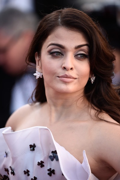 Chiếc váy dạ hội tuyệt đẹp của mỹ nhân Ấn Độ - 10 Aishwarya Rai bận rộn tạo dáng trước rừng máy ảnh.