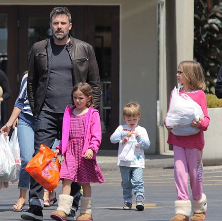 Hôn nhân của Ben Afleck và Jennifer Garner đang rạn nứt? - 4 Đạo diễn nổi tiếng Ben Afleck luôn tỏ ra là một người cha tốt và cưng chiều các con.