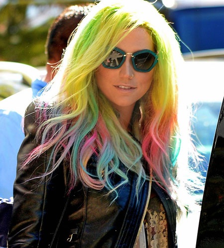 Lạ mắt với bộ sưu tập kiểu tóc và màu tóc ấn tượng của ca sĩ Mỹ - 16 ...tới tóc bảy sắc cầu vồng....