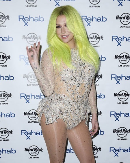 Lạ mắt với bộ sưu tập kiểu tóc và màu tóc ấn tượng của ca sĩ Mỹ - 2 Kesha xuất hiện tại một sự kiện ở Las Vegas với tóc màu cốm sáng, ngày 24/5.