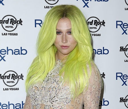 Lạ mắt với bộ sưu tập kiểu tóc và màu tóc ấn tượng của ca sĩ Mỹ - 4 Kesha xuất hiện tại một sự kiện ở Las Vegas với tóc màu cốm sáng, ngày 24/5.