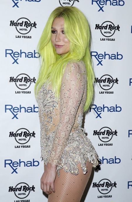 Lạ mắt với bộ sưu tập kiểu tóc và màu tóc ấn tượng của ca sĩ Mỹ - 5 Kesha nổi tiếng với những ca khúc sôi động như