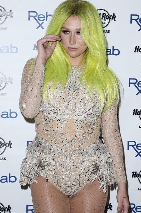 Lạ mắt với bộ sưu tập kiểu tóc và màu tóc ấn tượng của ca sĩ Mỹ - 7 Kesha nổi tiếng với những ca khúc sôi động như