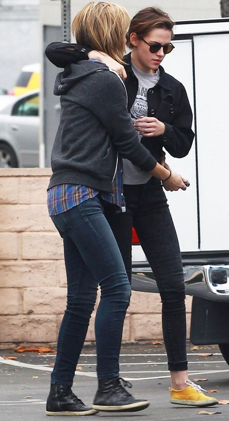 Kiều nữ của "Chạng vạng" ngày càng quấn quýt bạn đồng giới - 4 Sao Chạng vàng ngày càng quấn quýt bạn đồng giới