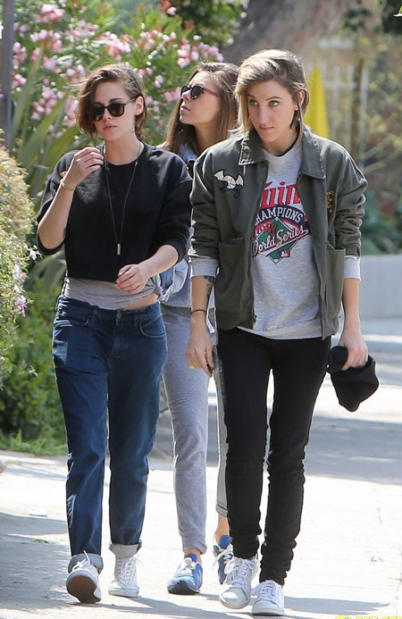 Kiều nữ của "Chạng vạng" ngày càng quấn quýt bạn đồng giới - 7 Sao Chạng vàng ngày càng quấn quýt bạn đồng giới