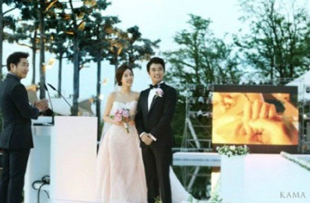 Ahn Jae Wook đã tổ chức đám cưới với nữ diễn viên Choi Hyun Joo vào ngày hôm qua 1/6.