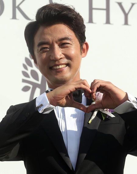 Ahn Jae Wook chia sẻ niềm vui với người hâm mộ trong ngày tổ chức đám cưới 1/6.