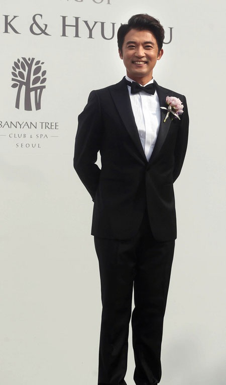 Ahn Jae Wook chia sẻ niềm vui với người hâm mộ trong ngày tổ chức đám cưới 1/6.