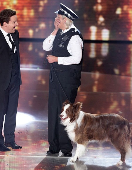 Diện trang phục gợi cảm, nữ giám khảo bị khán giả phê phán