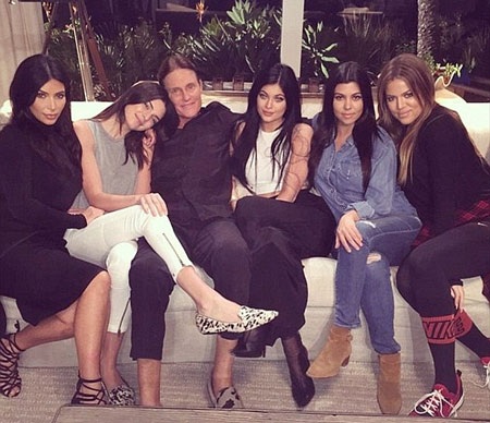 Bố dượng “cô Kim” lần đầu khoe ảnh là phụ nữ - 6 Bruce Jenner bên các cô con gái của mình, hai con đẻ và ba con riêng của vợ cũ.