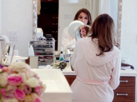 Mỹ nhân chuyển giới của Hollywood gây chú ý với clip dạy trang điểm - 4 Caitlyn hào hứng hướng dẫn phụ nữ trang điểm trong bộ phim tài liệu 8 phần sắp được phát sóng.