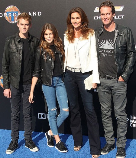 Con gái 13 tuổi của Cindy Crawford đẹp như mộng - 4 Kaia cùng bố mẹ và anh trai góp mặt tại một sự kiện năm 2015.