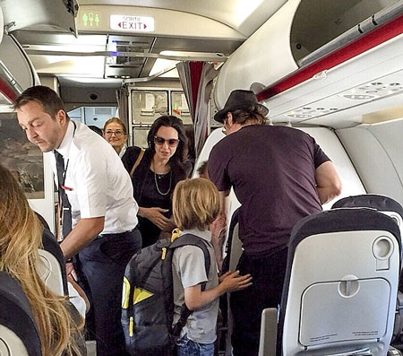 Đại gia đình Brangelina xuất hiện thu hút tại sân bay - 1 Vy Vy
