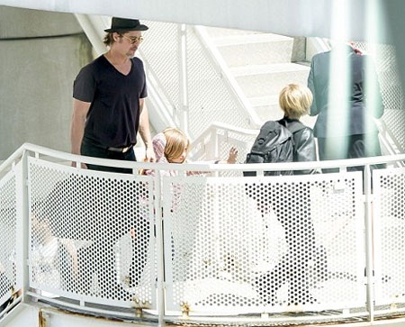 Đại gia đình Brangelina xuất hiện thu hút tại sân bay - 17 Vy Vy