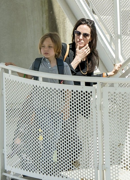 Đại gia đình Brangelina xuất hiện thu hút tại sân bay - 7 Vy Vy