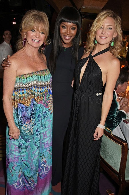 Mẹ con kiều nữ sở hữu nụ cười đẹp nhất Hollywood cùng đọ sắc - 11 Kate và mẹ chụp ảnh chung với khách mời của bữa tiệc, siêu mẫu da màu Naomi Campbell.