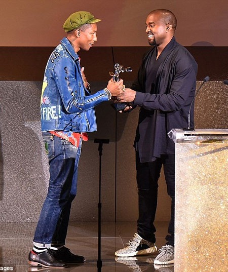 Rapper Kanye West khó rời mắt khỏi cô vợ "bốc lửa" - 10 Kanye West trao giải biểu tượng thời trang cho ngôi sao ca nhạc