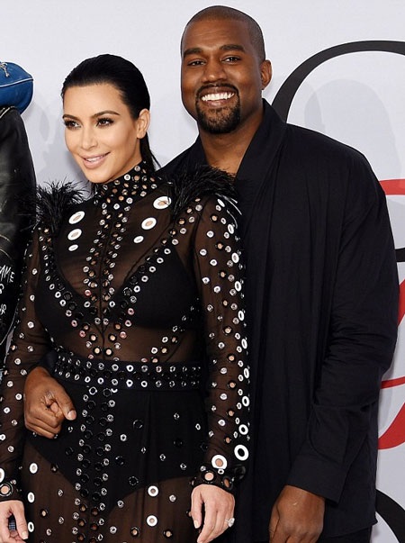 Rapper Kanye West khó rời mắt khỏi cô vợ "bốc lửa" - 2 Nụ cười rạng ngời trên môi vợ chồng Kim và Kanye khi cặp đôi sánh bước trên thảm đỏ.