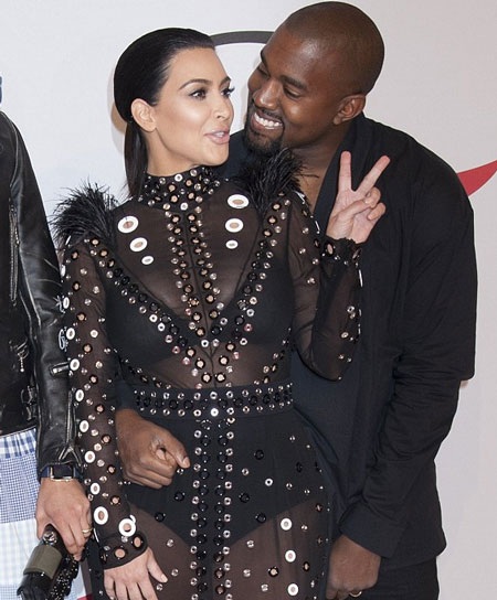 Rapper Kanye West khó rời mắt khỏi cô vợ "bốc lửa" - 6 Chiếc váy gợi cảm của bà bầu Kim Kardashian giúp cô nhanh chóng trở thành tâm điểm.