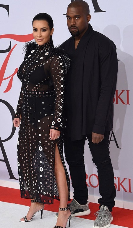 Rapper Kanye West khó rời mắt khỏi cô vợ "bốc lửa" - 8 Dáng vóc của bà bầu Kim Kardashian bắt đầu nảy nở dù cô mới chỉ công bố chuyện bầu bí.