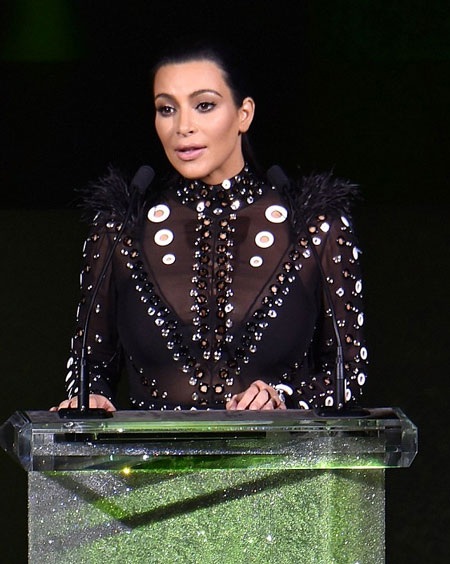 Rapper Kanye West khó rời mắt khỏi cô vợ "bốc lửa" - 9 Kim được mời làm người công bố giải thưởng