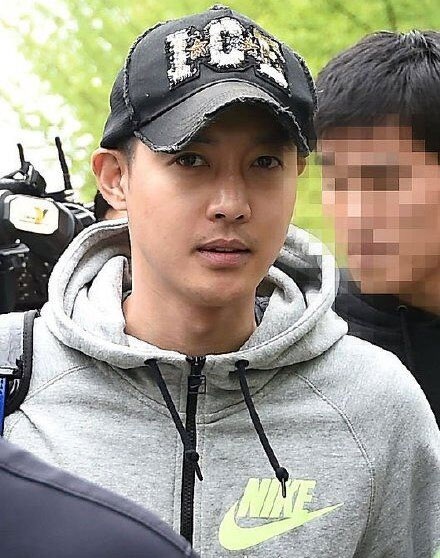 Mỹ nam xứ Hàn phủ nhận chuyện làm bạn gái mang bầu - 4 Kim Hyun Joong đã lên đường nhập ngũ vào tháng 5 vừa rồi.