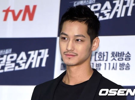 Hotboy Kim Bum “lột xác” vì vai diễn mới - 2 Kim Bum lột xác hoàn toàn sau khi giảm 14kg và nuôi râu vì vai diễn mới.
