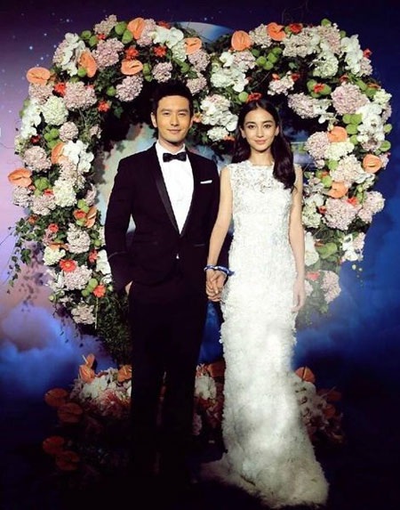 Vợ chồng Huỳnh Hiểu Minh tay trong tay sau khi kết hôn - 7 Đám cưới của Angelababy và Huỳnh Hiểu Minh là điều người hâm mộ chờ đợi nhất trong thời gian tới.