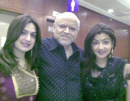 Nữ diễn viên Ấn Độ qua đời ở tuổi 31 vì phẫu thuật thẩm mỹ - 2 Aarthi Agarwal (ngoài cùng bên phải) cùng bố và chị gái, cũng là một diễn viên.