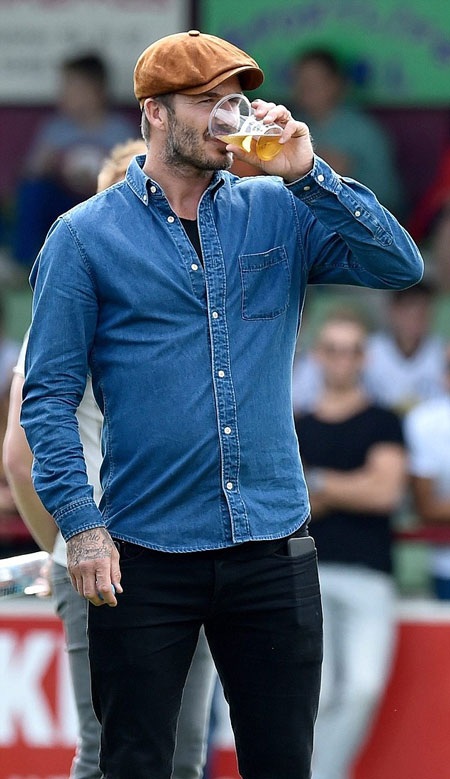 David Beckham tự hào khi con gái cưng và con trai mê bóng đá - 11 Anh chăm chú theo dõi con thi đấu