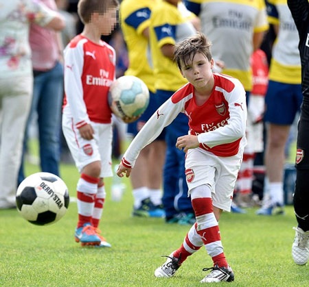 David Beckham tự hào khi con gái cưng và con trai mê bóng đá - 8 David Beckham tự hào khi con gái cưng và con trai mê bóng đá