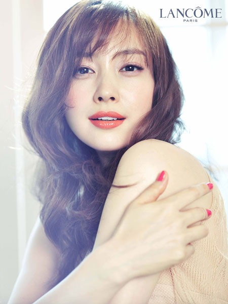Won Bin và Lee Na Young khoe ảnh cưới hiếm hoi - 6 Won Bin kết thúc cuộc sống độc thân ở tuổi 37 sau 3 năm hò hẹn tìm hiểu bạn gái.