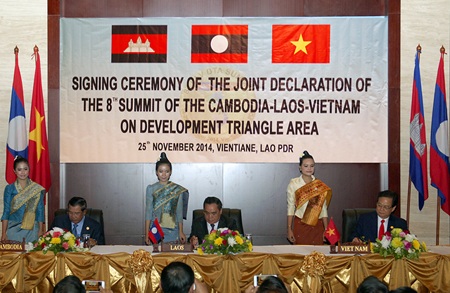 Campuchia - Lào - Việt Nam ký Tuyên bố chung hợp tác Khu vực Tam giác phát triển - 3 Lãnh đạo 3 nước ký cam kết chung.
