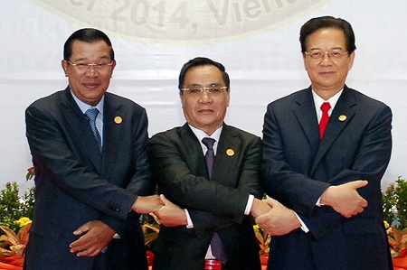 Campuchia - Lào - Việt Nam ký Tuyên bố chung hợp tác Khu vực Tam giác phát triển - 1 Thủ tướng Nguyễn Tấn Dũng tham dự hội nghị cấp cao Campuchia- Lào - Việt Nam.