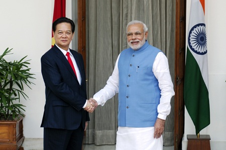Thủ tướng Ấn Độ đón Thủ tướng Nguyễn Tấn Dũng tới cuộc hội đàm.