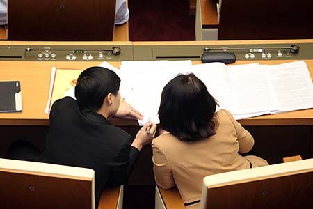 Tính tiền nhà ở vào lương để chống chiếm dụng nhà công vụ (!?) - 2 Các đại biểu trao đổi thêm một nội dung trong dự thảo luật (ảnh: Việt Hưng).