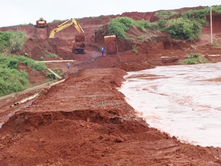 Phó Thủ tướng lệnh khắc phục sự cố sạt lở đập hồ thải quặng bauxit Tân Rai  - 1 Khu vực xảy ra sự cố, sạt lở đập Hồ thải quặng đuôi số 5 Nhà máy tuyển quặng Tân Rai, Lâm Đồng.