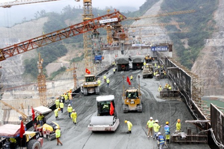 Phó Thủ tướng quán triệt đưa thủy điện Lai Châu về đích trước hạn - 1 Mẻ bê tông trên đỉnh đập đang được đổ.
