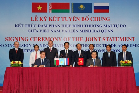 Việt Nam - Nga - Belarus - Kazakhstan tuyên bố kết thúc đàm phán FTA - 1 Thủ tướng chứng kiến lễ ký tuyên bố chung kết thúc đàm phán VCUFTA sau 8 phiên họp chính thức.
