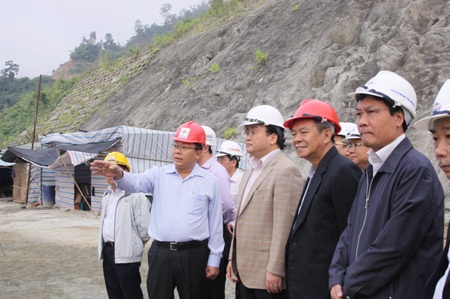 Phó Thủ tướng quán triệt đưa thủy điện Lai Châu về đích trước hạn - 2 Phó Thủ tướng Hoàng Trung Hải (vest kẻ) thị sát trực tiếp trên công trường.