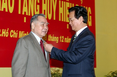 Nguyên Thủ tướng Phan Văn Khải nhận huy hiệu 55 năm tuổi Đảng - 1 Thủ tướng Nguyễn Tấn Dũng trân trọng trao huy hiệu 55 tuổi Đảng cho nguyên Thủ tướng Phan Văn Khải.
