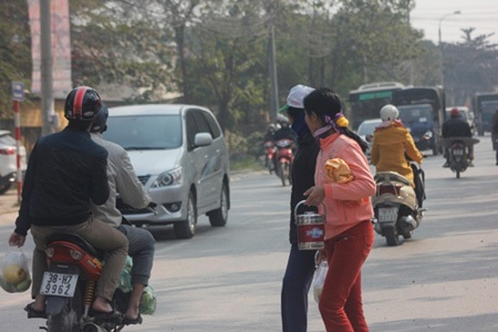 Cây cầu vượt của Bộ trưởng Thăng và bức "tâm thư" từ… viện K - 2 Bệnh nhân và người nhà qua lại trước cổng viện K phải đối mặt với nhiều hiểm họa giao thông.